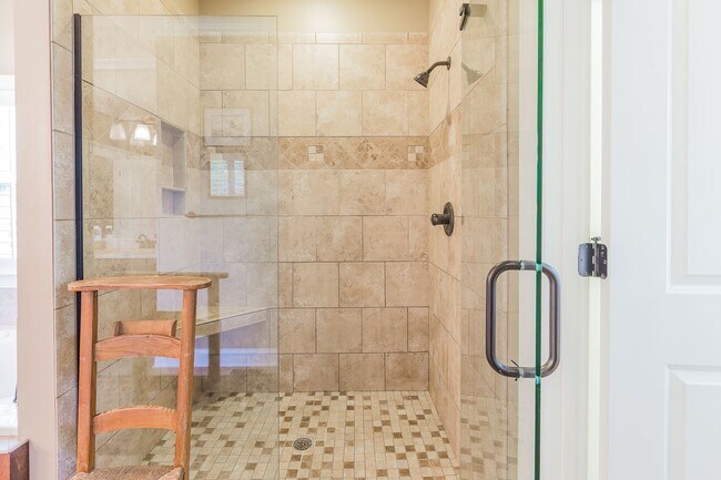 Building Photo - Fully Furnished Home!