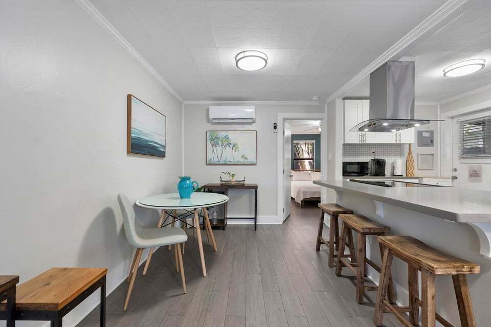 Building Photo - 551 SW 13th Ave