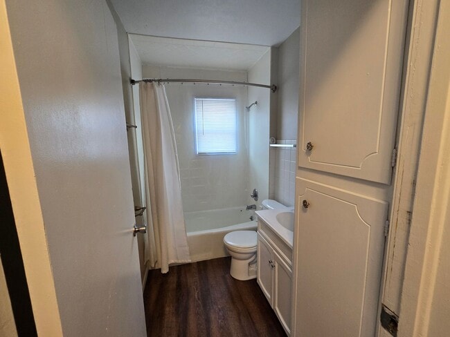 Building Photo - 3 Bedroom House