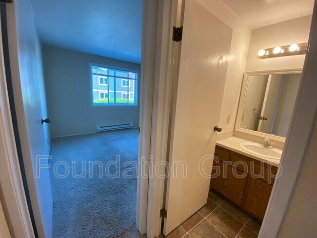 Building Photo - 938 N 100th St