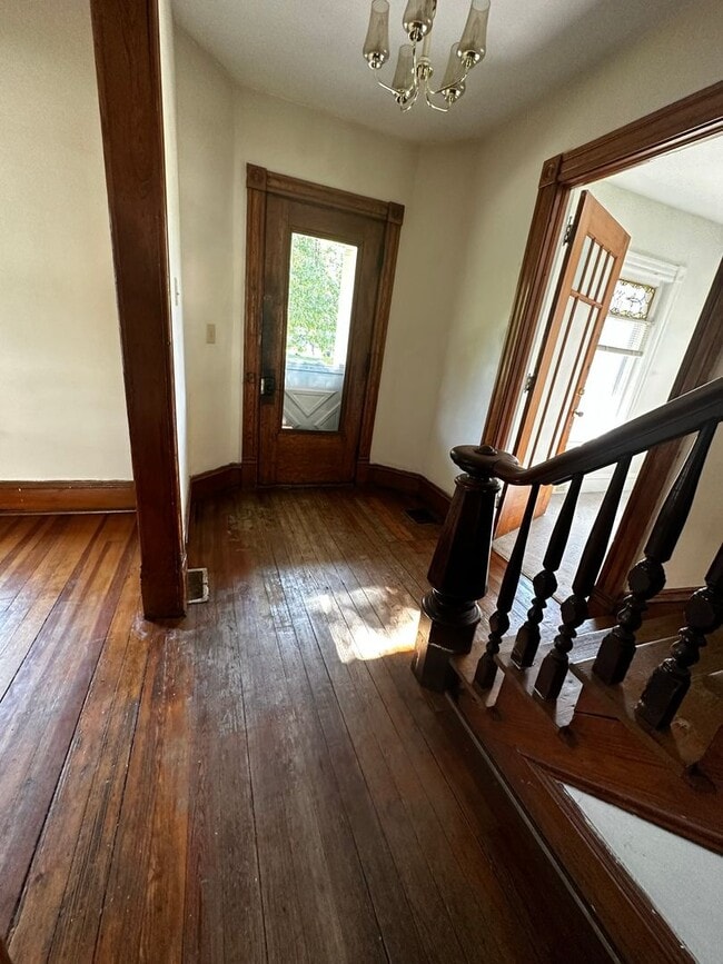 Building Photo - Newly Renovated 5 bedroom - Available June...