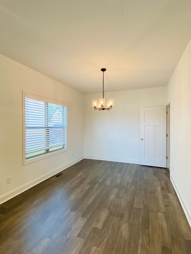 Building Photo - Luxury Home