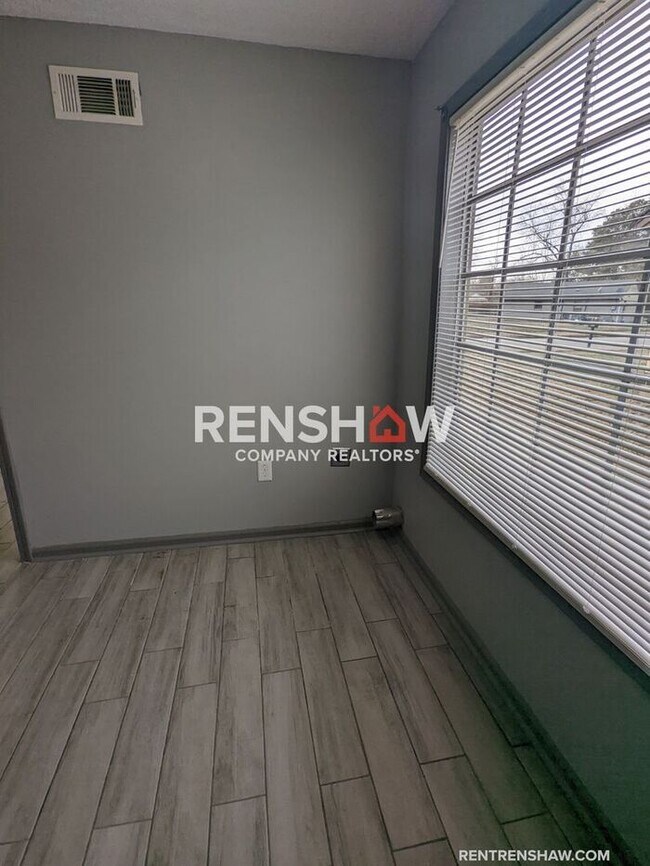 Building Photo - COMPLETELY RENOVATED 4 Bedroom / 1.5 bath ...