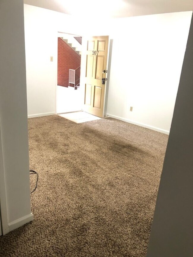 Building Photo - 2 Bed 1 Bath Apartment in Gated Community with Pool!