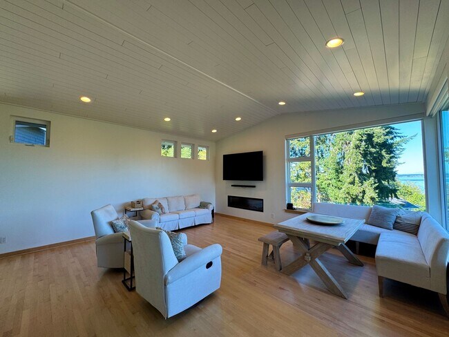 Building Photo - This gorgeous Bainbridge home is available with flexible lease terms starting July 10th