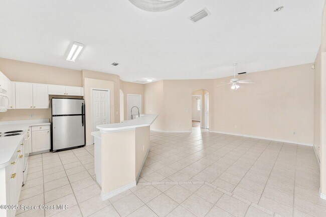 Building Photo - 1774 Sun Gazer Dr
