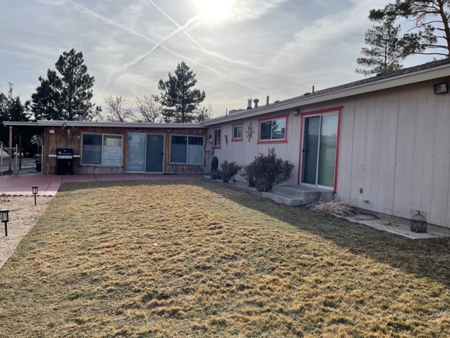 Building Photo - Spacious 3 bedroom, 2 bath home with a lar...