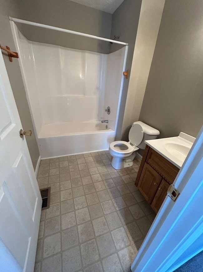 Building Photo - Available 10/01/2025 3 Bedroom 2 bathroom ...
