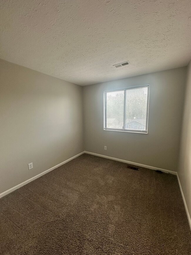 Building Photo - Beautifully Updated 3-Bed, 2-Bath Tri-Leve...