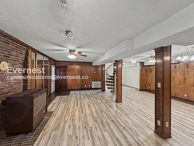 Building Photo - 3 Bed/2 Bath Home with Off-Street Parking / Pet-Friendly / Available Now!