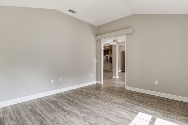 Building Photo - Spacious 4-Bedroom / 3 Bathroom + Office c...