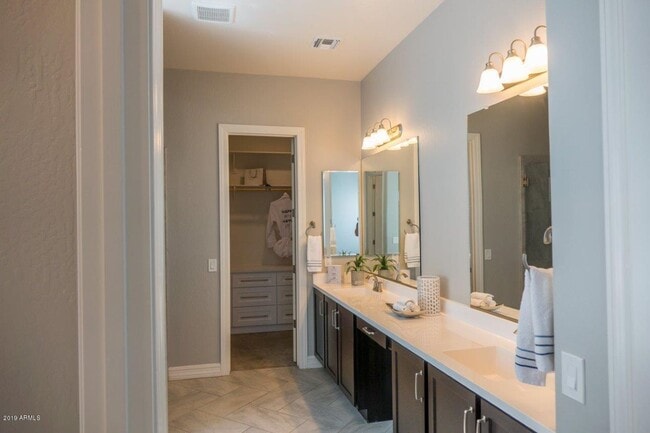 Building Photo - Gorgeous 4 Bed + den Single Level Home in gated community in North Peoria with RV Gate / BBQ!!