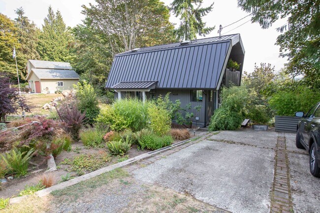 Building Photo - Dream Home in a Park Like Setting!!