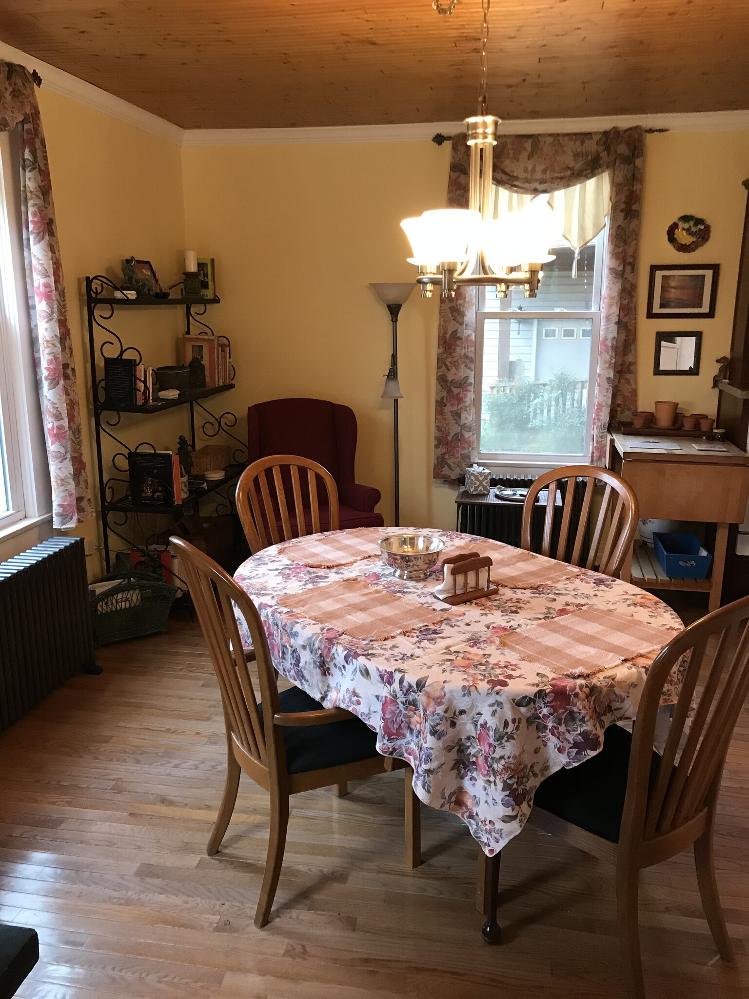 Breakfast nook - 7502 Borden Rd