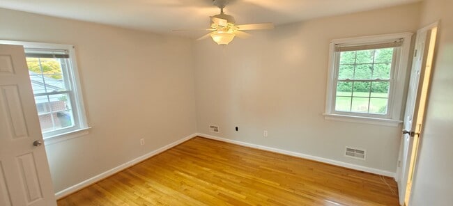 Building Photo - Walk to the river from this convenient rancher near Willow Oaks