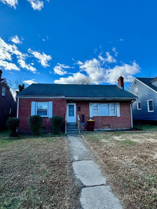 Building Photo - 4 bed 2 bath house in Petersburg