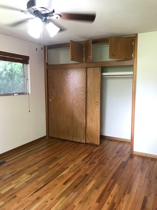 Building Photo - 3824 W Greenbrier Dr