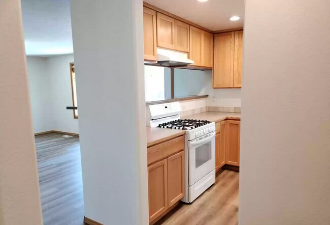 Building Photo - Spacious, updated home with A/C in SW Bend!