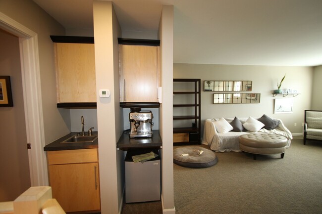 Building Photo - 3 Bedroom Townhouse!