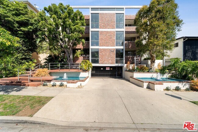 Building Photo - 7949 Selma Ave