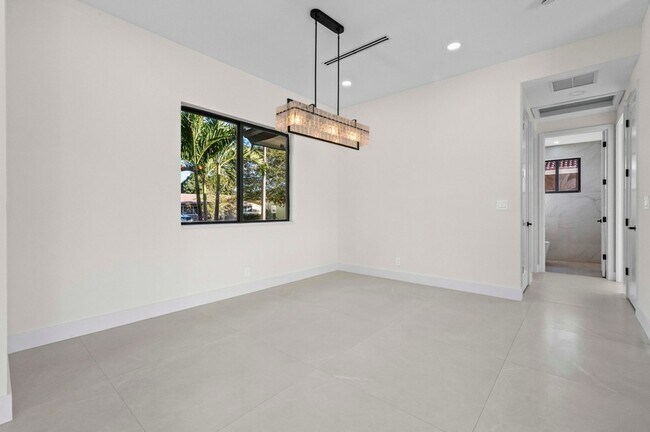 Building Photo - 621 NW 42nd Ave