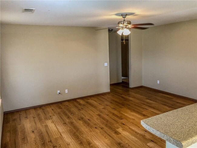 Building Photo - 211 Foxglove St