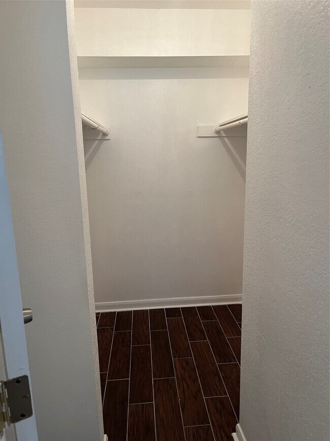 Building Photo - 734 Memorial Mews St