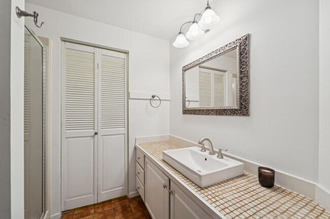 Building Photo - 2 bedroom in Seattle WA 98109