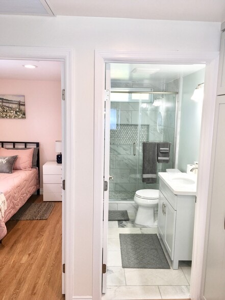 Bedroom /Bathroom aspect - 2259 Cooley Pl