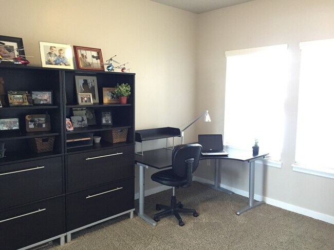 Building Photo - Spacious 2 Bedroom Townhome at The District!