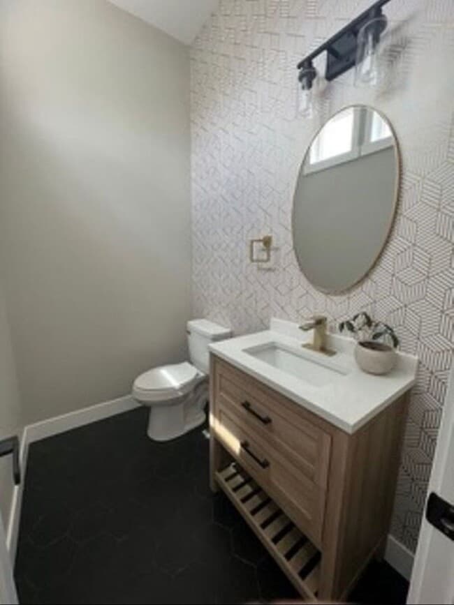 Building Photo - Beautiful, 6 Bedroom Home! 6 or 18 Month Lease!