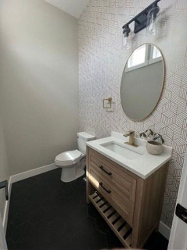 Building Photo - Beautiful, 6 Bedroom Home!