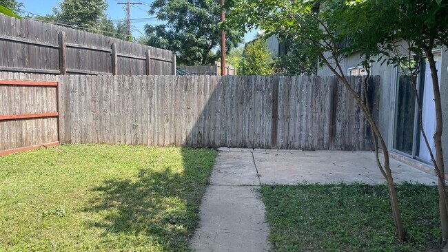 Building Photo - Great 2 Bed/ 1 Bath With Easy Access to 18...