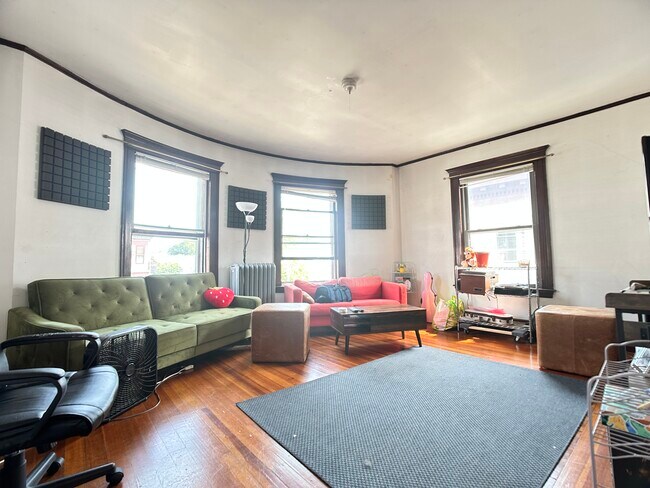 Building Photo - 324 Faneuil St