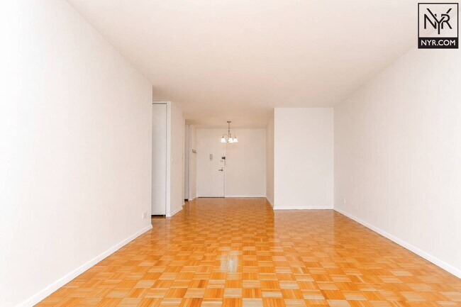 Building Photo - 301 E 79th St