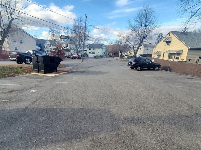 Building Photo - 4 Oakcrest Rd