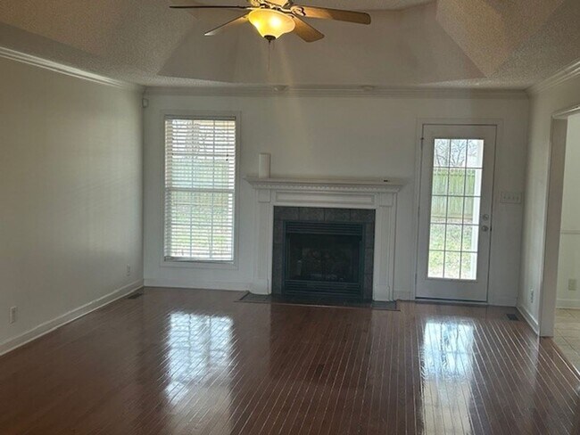 Building Photo - 4236 N Woodstock Dr