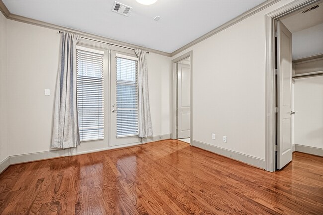 Building Photo - 308 W Bell St