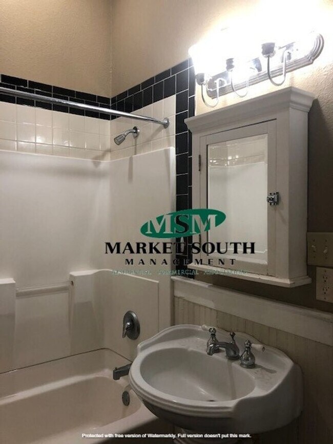 Building Photo - *APPLICATION PENDING!* DOWNTOWN 3 BEDROOM!