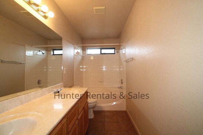 Building Photo - Live in Style!