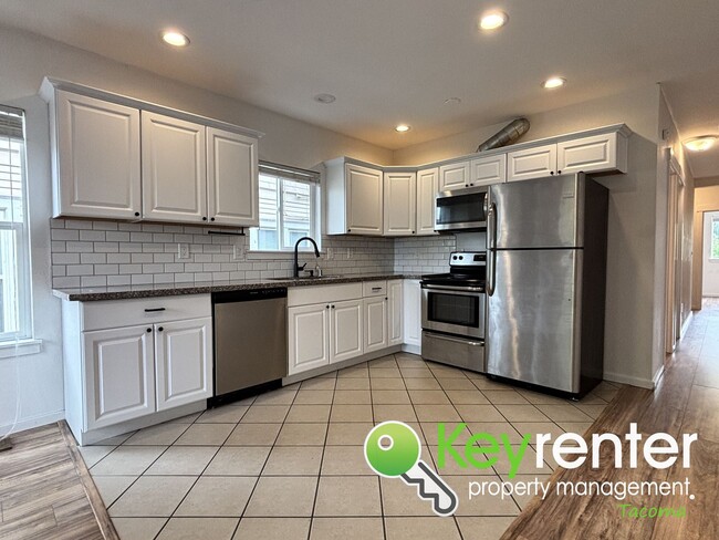 Building Photo - 50% Off First Month Rent - Modern 3-Bedroo...