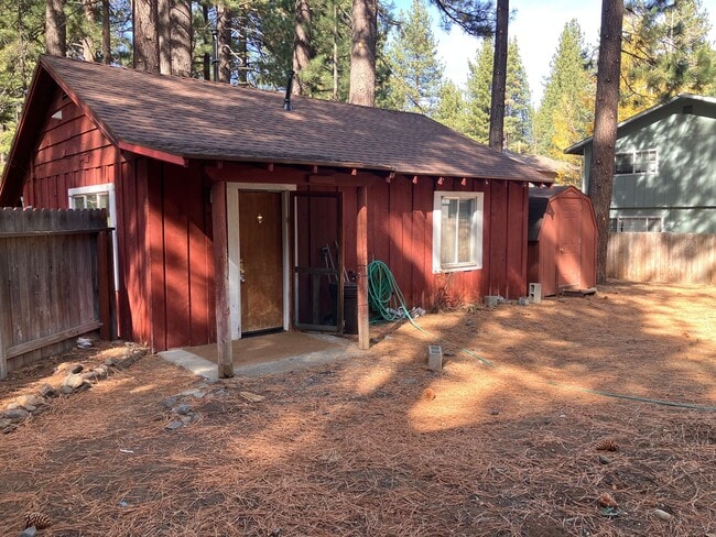 Building Photo - Quiet private one level cabin