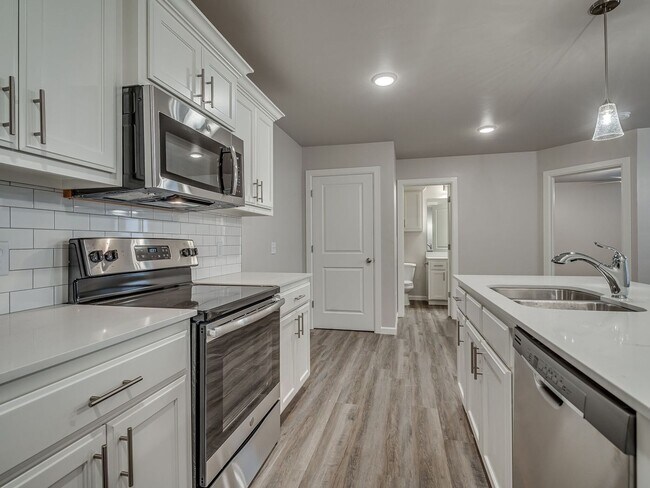 Building Photo - Very Nice 4 Bedroom 2 Bath Duplex in Oakdale Schools - Lawn Care Included