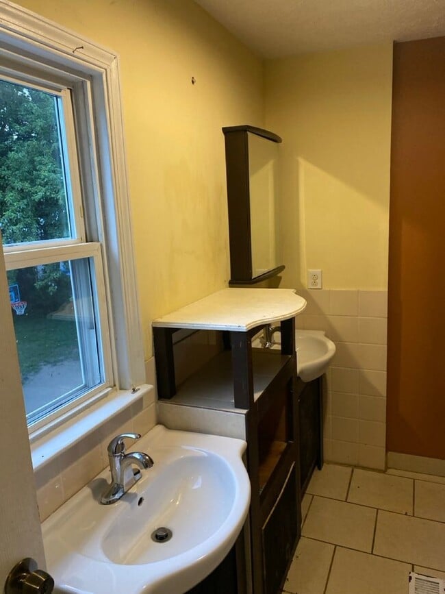 Building Photo - Spacious 3-Bedroom Home for Rent in North Hill