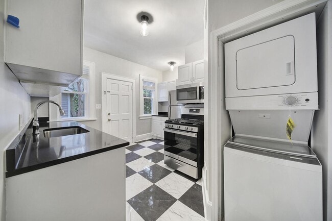 Building Photo - Newly Renovated 1 Bed 1 Bath Condo Near Uptown Charlotte!