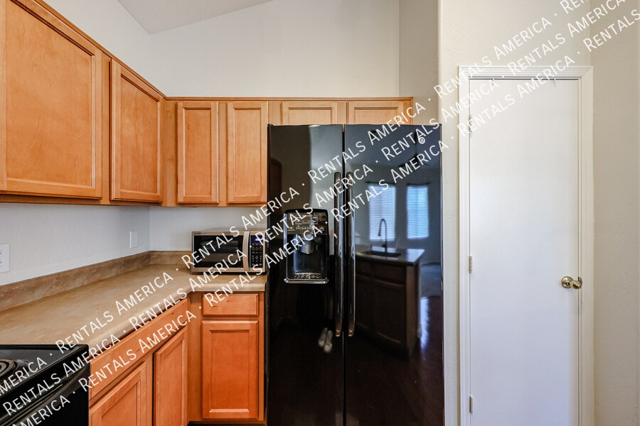 Building Photo - 9233 E Neville Ave