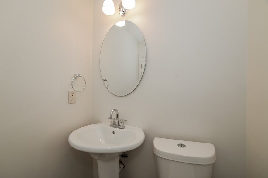 Building Photo - 5690 Roundelay Way