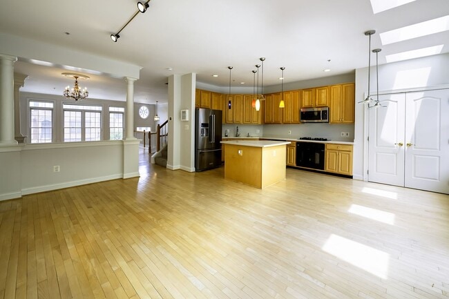Building Photo - Tower Oaks First-Time Townhome in Rockville is Move-in Ready!