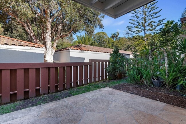Building Photo - This wonderful East Beach Townhome Awaits!