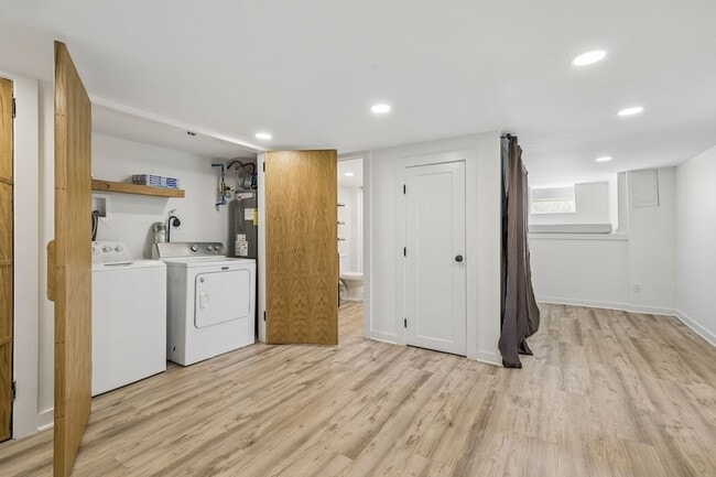 Building Photo - 902 Broadmoor Dr